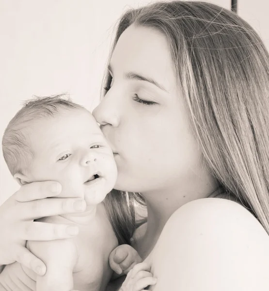 Bild einer glücklichen jungen Mutter mit Neugeborenem — Stockfoto