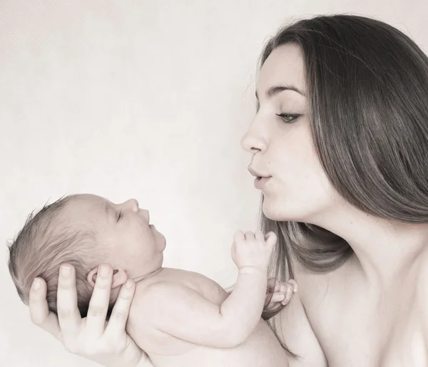 幸せな若い母親は生まれたばかりの赤ちゃんの写真 — ストック写真