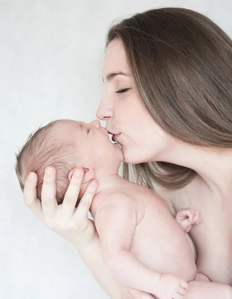 Зображення щасливої молодої матері з новонародженою дитиною — стокове фото