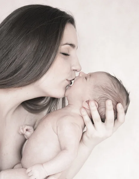 갓 태어난 아기와 함께 행복 한 젊은 어머니의 그림 — 스톡 사진