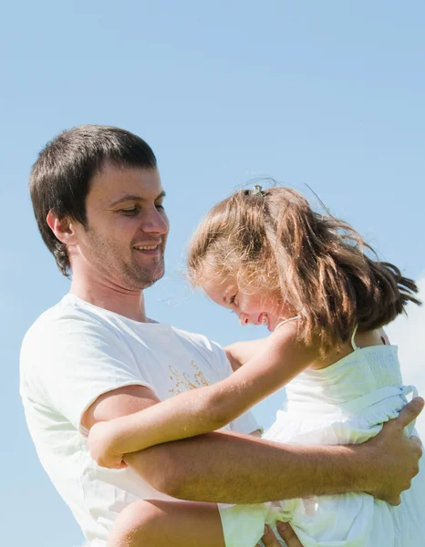 Gelukkig vader en dochter spelen in de weide — Stockfoto