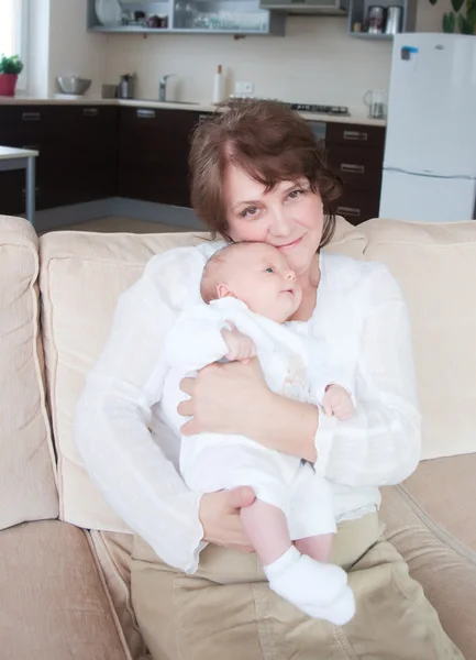 抱きしめる孫を自宅で祖母 — ストック写真