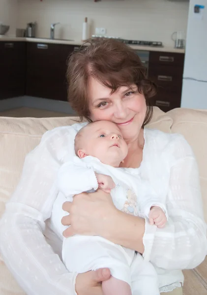 Oma kuschelt Enkel zu Hause — Stockfoto