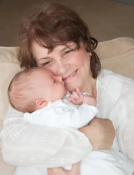Grootmoeder knuffelen kleinzoon thuis — Stockfoto