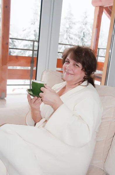 Mulher idosa bebe café em casa — Fotografia de Stock