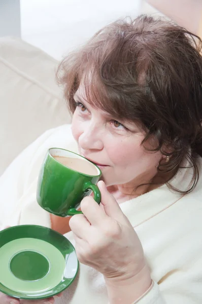 高齢者の女性飲み物コーヒーを自宅で — ストック写真