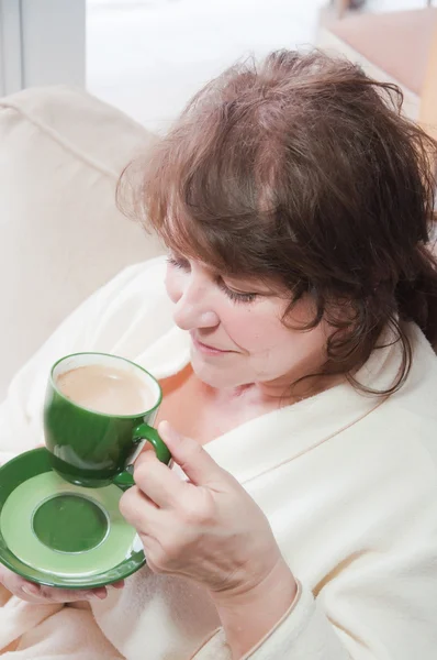 Mulher idosa bebe café em casa — Fotografia de Stock