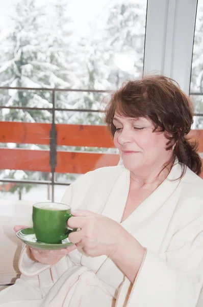 Ältere Frau trinkt zu Hause Kaffee — Stockfoto