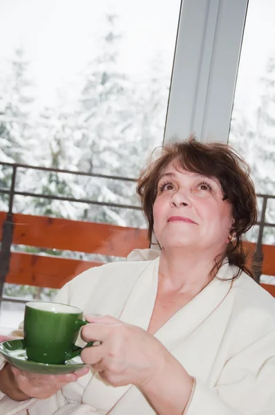 Ältere Frau trinkt zu Hause Kaffee — Stockfoto
