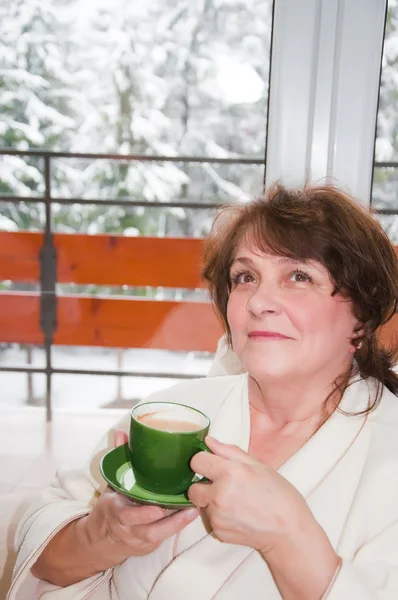 Idős asszony ital kávé otthon — Stock Fotó