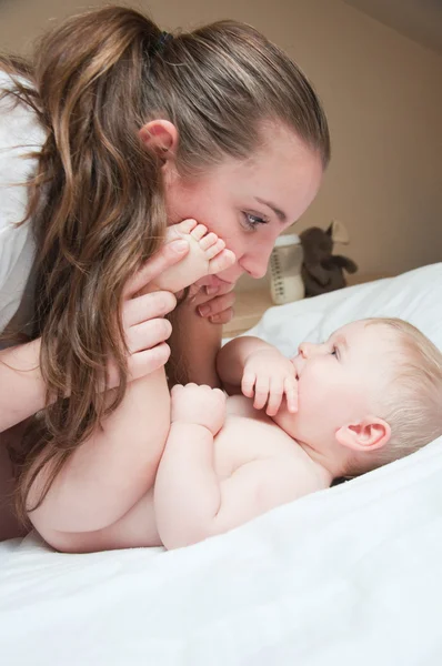 Mother and baby play at home — Stock Photo, Image