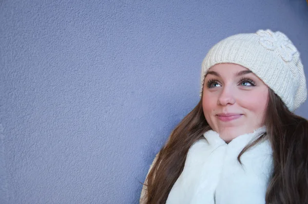 Ganska ung flicka i vinterförvaring utomhus — Stockfoto