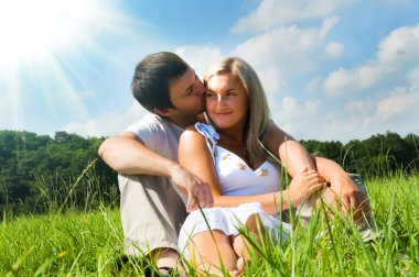 Genç çift çayır üzerinde tr