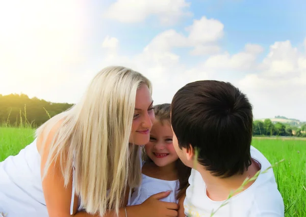 Happy family enjoy outdoors — Stockfoto