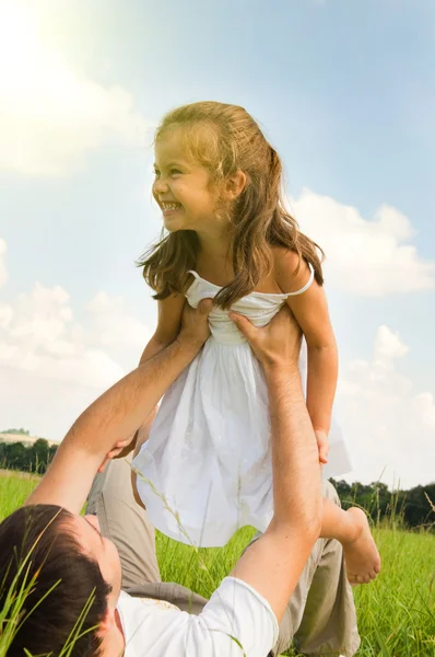 Far och dotter spelar i ängen — Stockfoto