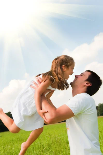 Vader en dochter spelen in de weide — Stockfoto