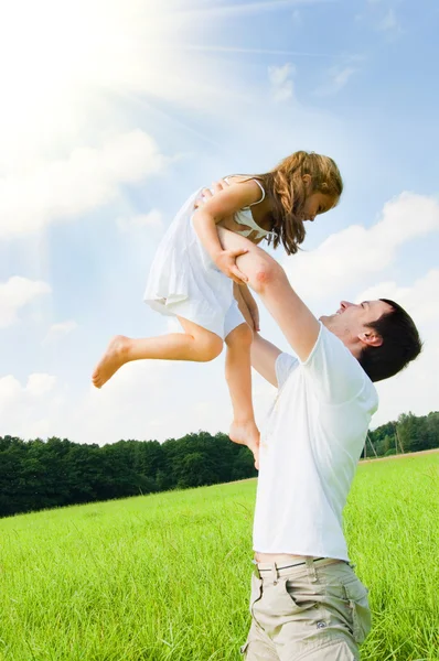Vater und Tochter spielen auf der Wiese — Stockfoto