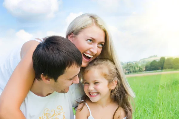 Speelse familie op de weide — Stockfoto