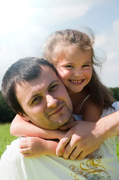 Отец и дочь на лугу — стоковое фото
