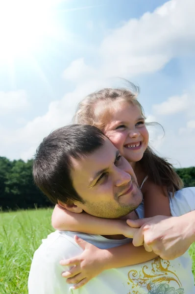 父と娘草原の上 — ストック写真