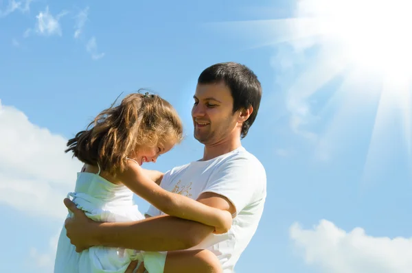 Far och dotter mot himlen — Stockfoto