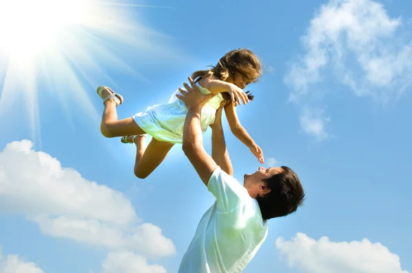 Father and daughter against sky — Stock Photo, Image