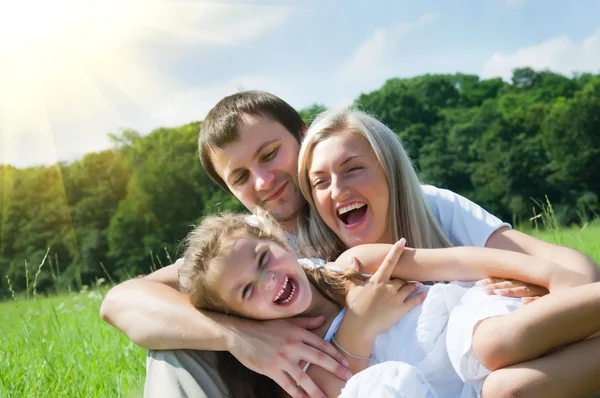 Speelse familie op de weide — Stockfoto