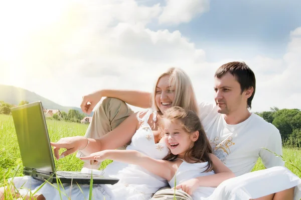 Щаслива сім'я насолоджуватися на відкритому повітрі Стокова Картинка