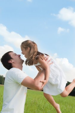 mutlu baba ve kızı gökyüzüne karşı