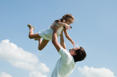 Baba ve kızı gökyüzüne karşı