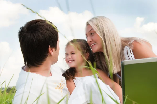 Happy family enjoy outdoors — Stockfoto