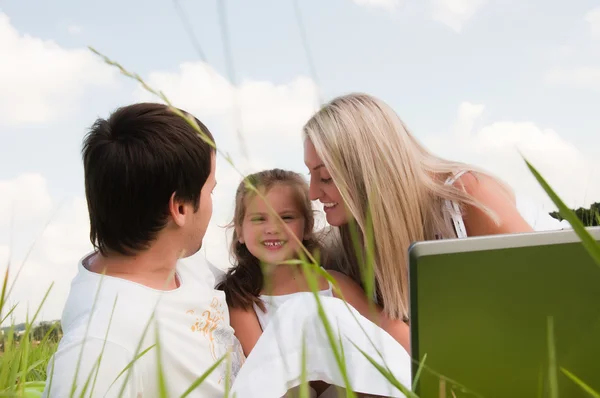 Familia feliz disfrutar al aire libre — Foto de Stock