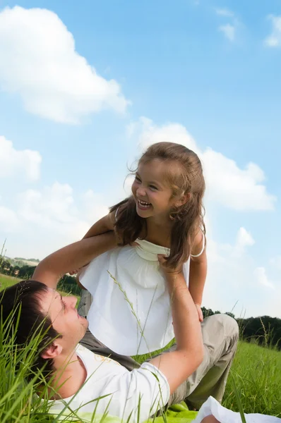 Šťastný otec a dcera proti obloze — Stock fotografie