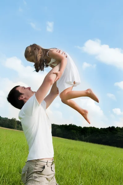 Otec a dcera hraje na louce — Stock fotografie