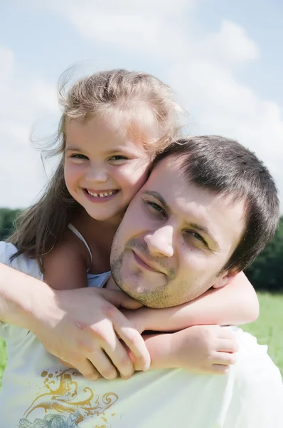Счастливые отец и дочь против неба — стоковое фото