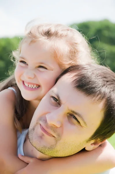 Heureux père et fille contre le ciel — Photo