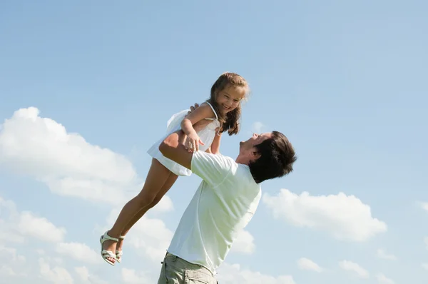 Vader en dochter tegen hemel — Stockfoto