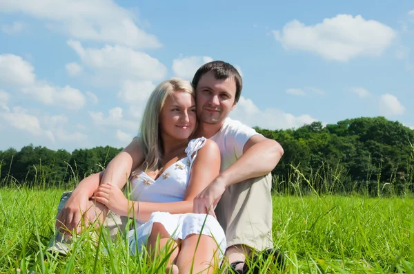 Pasangan muda cinta di padang rumput — Stok Foto
