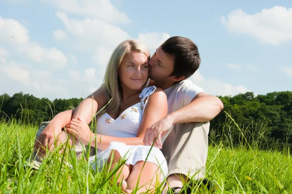 年轻爱在草地上的情侣 — 图库照片