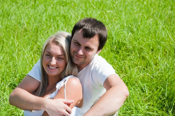 Pasangan muda cinta di padang rumput — Stok Foto