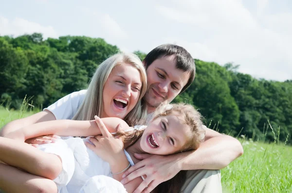 牧草地で遊び心のある家族 — ストック写真