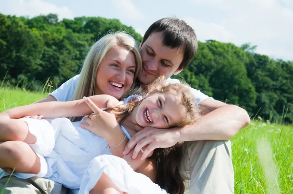 Lekfull familj på ängen — Stockfoto