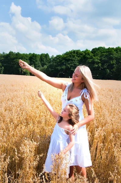 Мать и дочь играют в кукурузу — стоковое фото