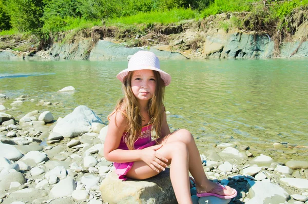 Petite fille mignonne jouant sur la rivière — Photo