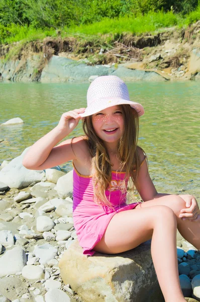 可爱的小女孩在河上玩 — 图库照片