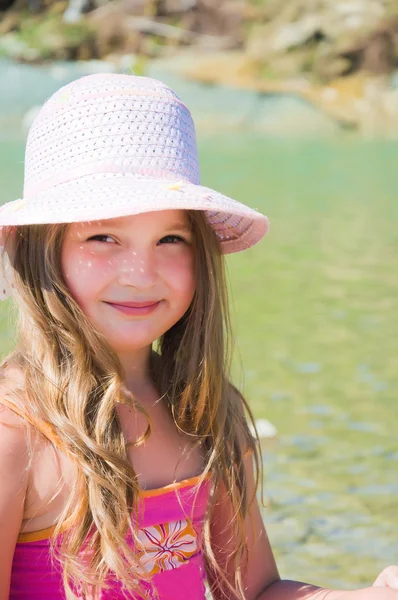 Cute dziewczynka gra na rzece — Zdjęcie stockowe