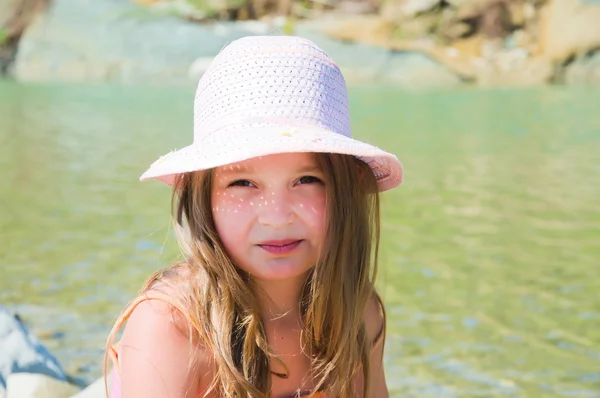 Schattig klein meisje spelen op de rivier — Stockfoto