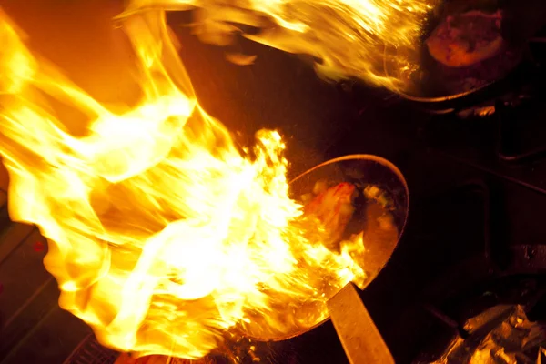 Cocinar con fuego — Foto de Stock