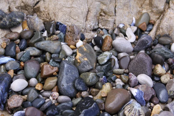 Kleurrijke stenen op het strand — Stockfoto