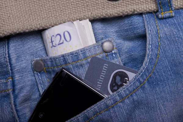 Para, kredi kartı ve bir kot pantolon cebinde smartphone — Stok fotoğraf